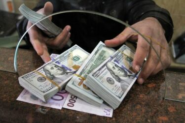 علت افزایش نرخ دلار در بازار آزاد چیست؟ بررسی ۶ عامل کلیدی از محاصره اقتصادی تا اختلال در نقل‌وانتقالات ارزی