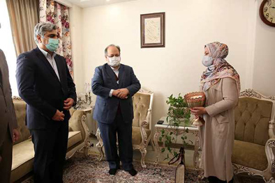 دیدار وزیر کار و مدیرعامل سازمان تامین اجتماعی با پرستار فداکار و همسر شهید مدافع سلامت