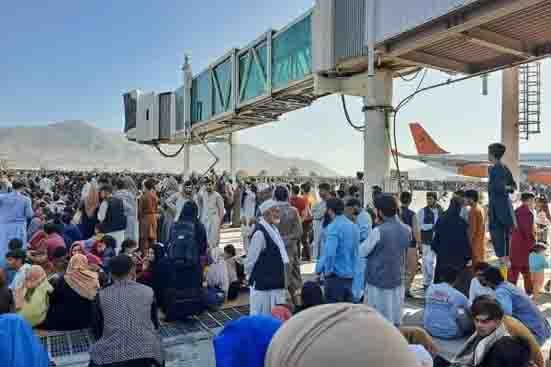 کشته شدن دستکم ۱۲ تن از شهروندان افغانستان در فرودگاه کابل