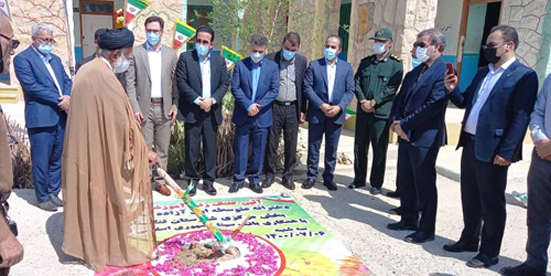 کلنگ احداث سومین مدرسه بانک سینا در شهرستان تنگستان بوشهر به زمین زده شد