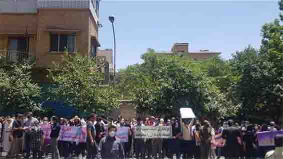تجمع اعتراضی درمانگران اعتیاد کشور مقابل سازمان غذا و دارو