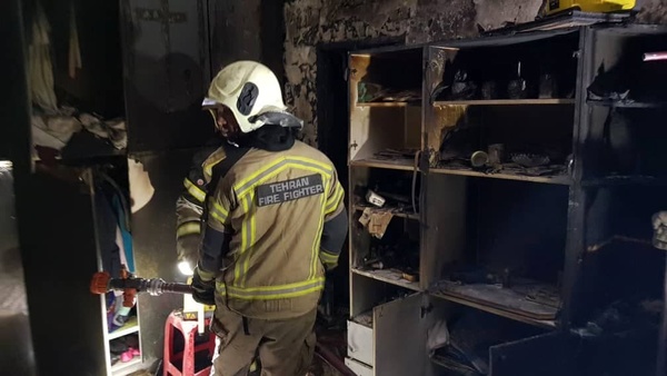 آتشسوزی در یک ساختمان مسکونی/ نجات جان ۳۵ نفر از اهالی ساختمان آتشسوزی در یک ساختمان مسکونی/ نجات جان ۳۵ نفر از اهالی ساختمان