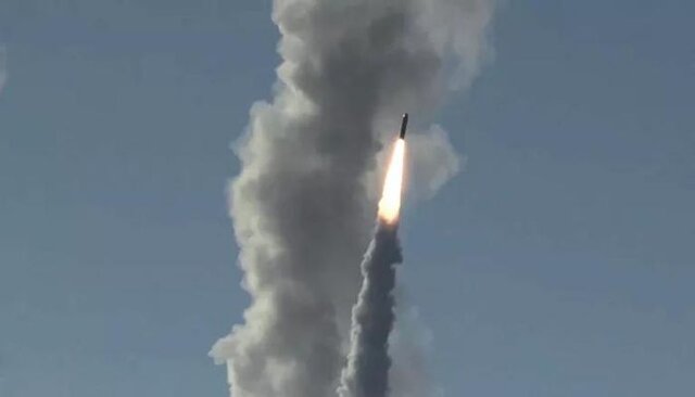 آزمایش موفقیت‌آمیز موشک بالستیک “بولاوا” از زیردریایی هسته‌ای روسیه