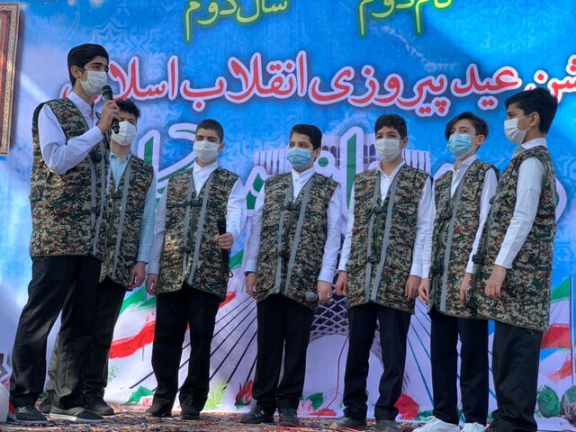 اجرای گروه های سرود دانش آموزی در مسیر راهپیمایی اجرای گروه های سرود دانش آموزی در مسیر راهپیمایی