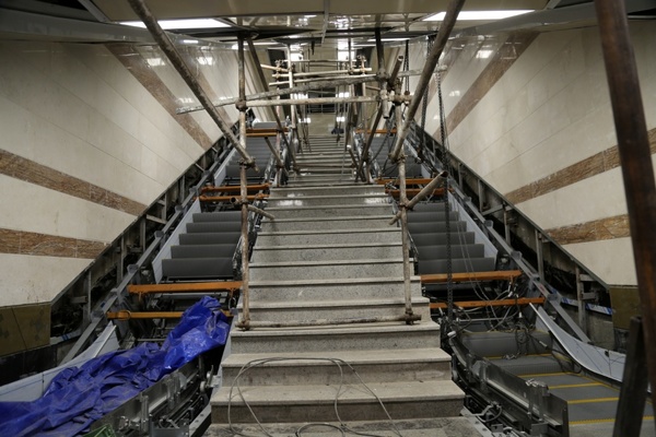استفاده از پله برقی ساخت داخل در ایستگاه‌های خط ۷ مترو
