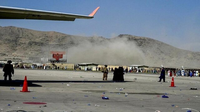 انفجار در نزدیکی فرودگاه کابل در پی حمله نظامی آمریکا در پایتخت افغانستان