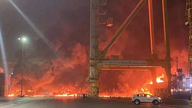 انفجار یک کشتی و آتش سوزی مهیب در بندر جبل علی دبی