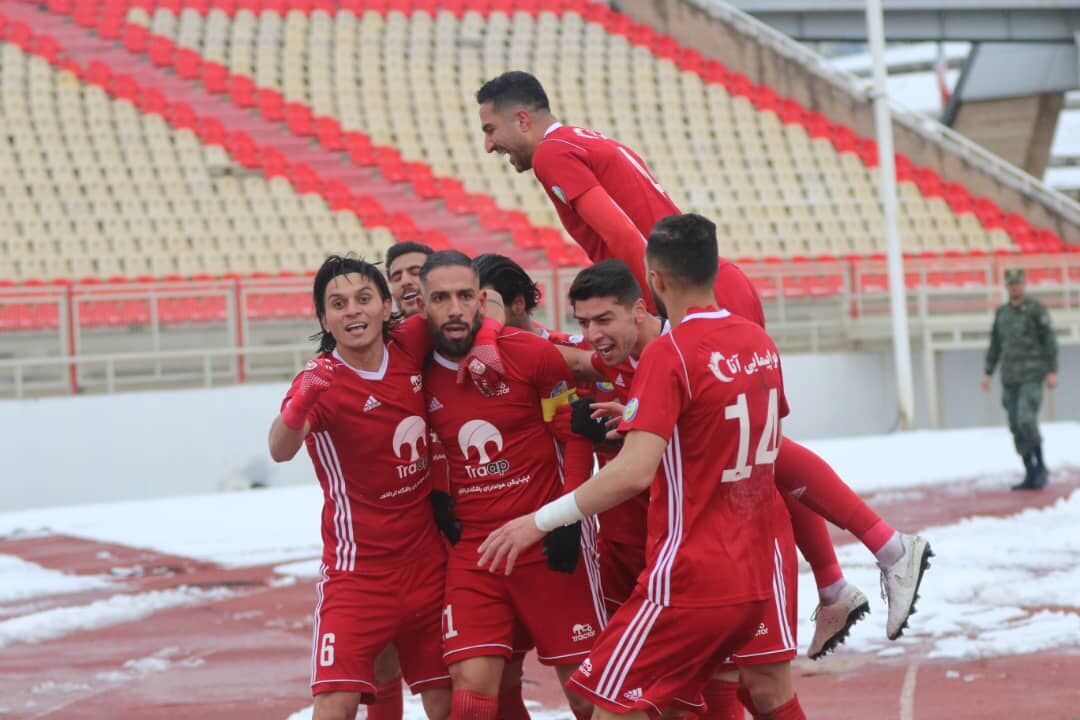 اوجگیری تراکتور با شجاعی در شبی که برقِ یادگار رفت اوجگیری تراکتور با شجاعی در شبی که برقِ یادگار رفت