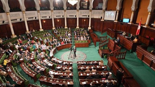 به رغم مخالفت رئیس جمهور
                                پارلمان تونس به اصلاح کابینه رای داد/ المشیشی: اعتراضات “مشروع” است