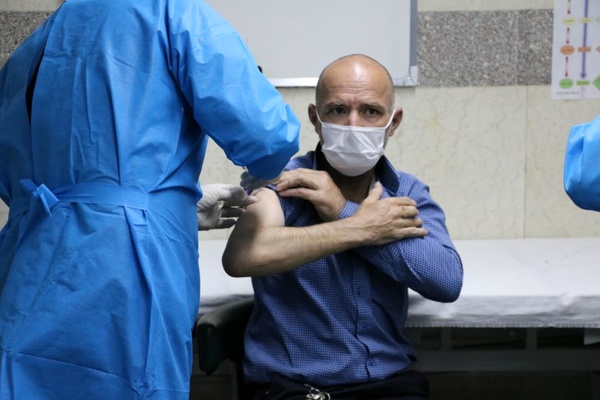 بیماران دیالیزی مجتمع دارویی درمانی هلال ایران واکسن کرونا دریافت کردند