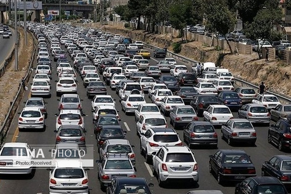 ترافیک سنگین در آزادراه قزوین_کرج_تهران/ بارش باران در محورهای مواصلاتی ۵ استان کشور