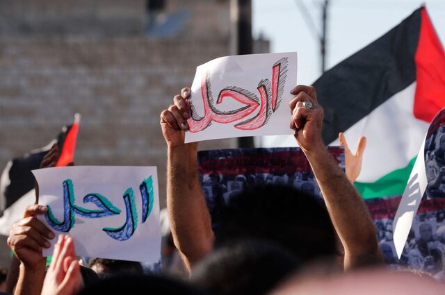 تظاهرات در رام‌الله با درخواست برکناری عباس/ پلیس با معترضان درگیر شد/واکنش گروه‌های فلسطینی