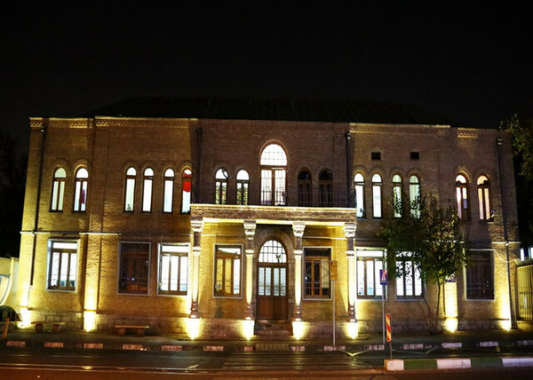تکمیل نورپردازی بنای تاریخی مهمانسرای ۹۰ ساله دانشگاه امام علی (ع)