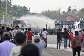 معترضان میانمار دوباره به خیابان آمدند/ استفاده پلیس از ماشین آب‌پاش