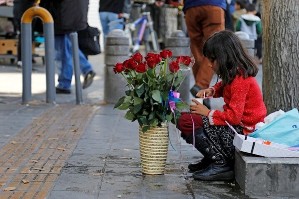 هدیه به کودکان کار در شب یلدا با پویش «یک به‌علاوه یک»