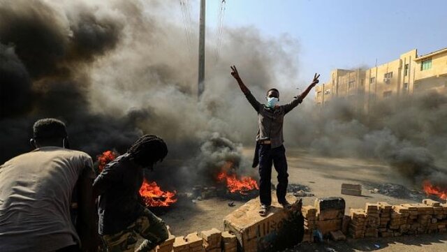 وزیر خارجه سودان: هرگونه کودتا محکوم است/ انتقال حمدوک به محلی نامعلوم/ واکنش‌های بین‌المللی