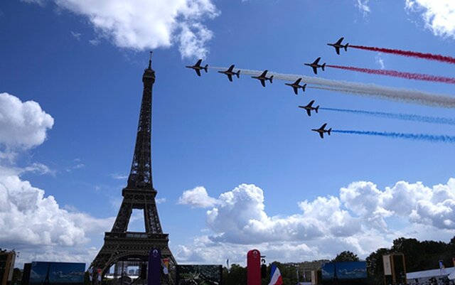 پرواز جت‌ها بر فراز برج ایفل به مناسبت انتقال پرچم المپیک به پاریس