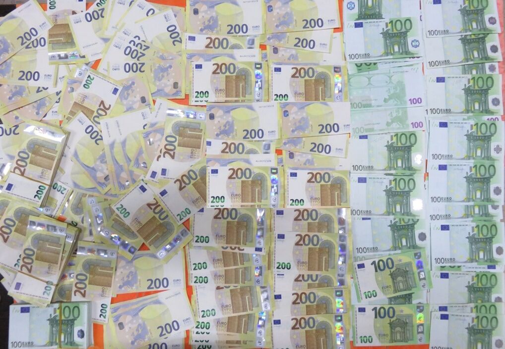کشف بیش از ۵۳ میلیارد ریال کالا و ارز قاچاق کشف بیش از ۵۳ میلیارد ریال کالا و ارز قاچاق