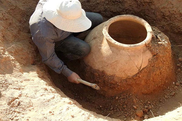 کشف یک خمره تاریخی در ابراهیم‌آباد کهنه